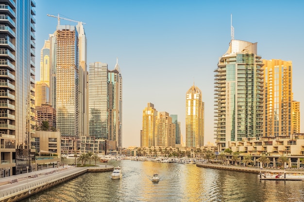 Dubai Marina al atardecer, Emiratos Árabes Unidos.