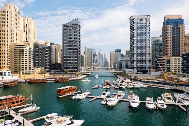 Dubai marina con barcos