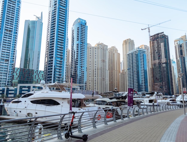 Dubai Marina bay con barrio residencial