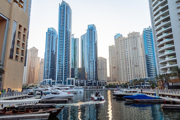 Dubai Marina bay con barrio residencial