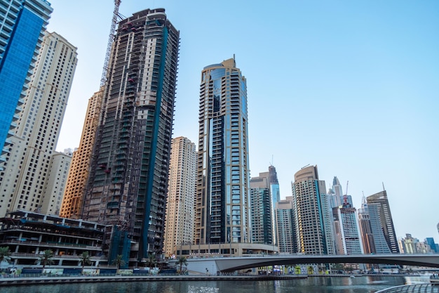 Dubai Marina bay con barrio residencial