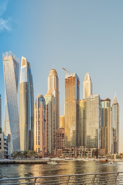 Dubai Marina bei Sonnenuntergang