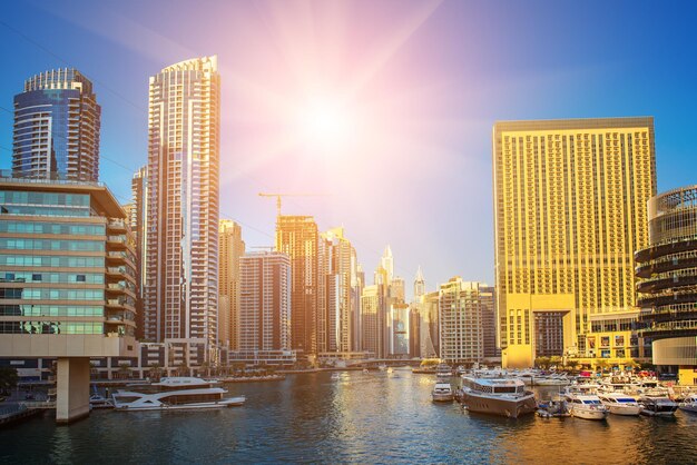 Dubai Marina bei Sonnenuntergang