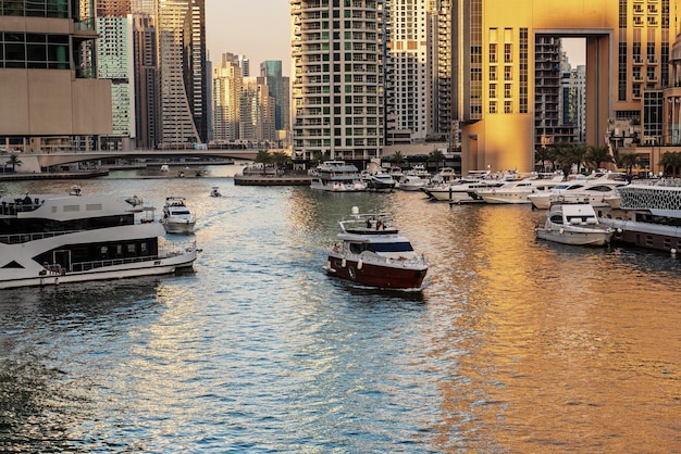 Dubai Marina bei Sonnenuntergang