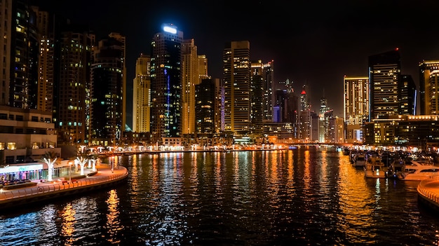 Dubai. Marina de Dubai à noite. Paisagem da cidade à noite.