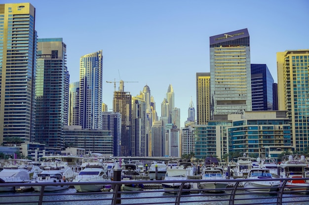 Foto dubai marina in dubai, vereinigte arabische emirate blick auf die wolkenkratzer und den kanal