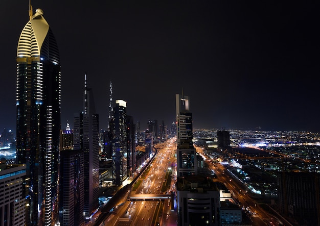 Dubai marina por la noche