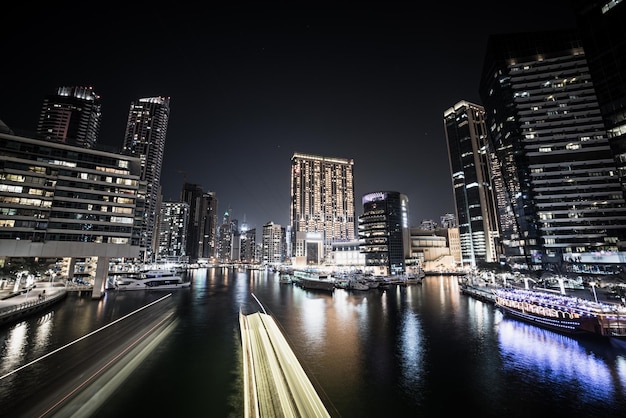 Dubai marina por la noche