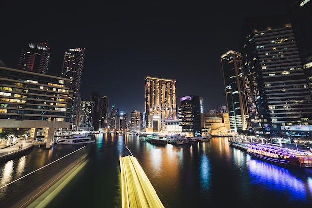 Dubai marina por la noche