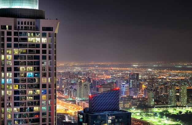 Dubai marina skyline durante la noche Dubai marina Emiratos Árabes Unidos