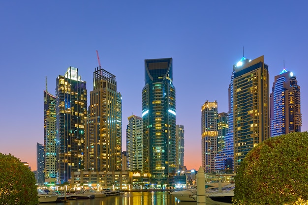 Dubai Marina und Hafen bei Sonnenuntergang - Beleuchtete moderne Türme am Abend, Vereinigte Arabische Emirate