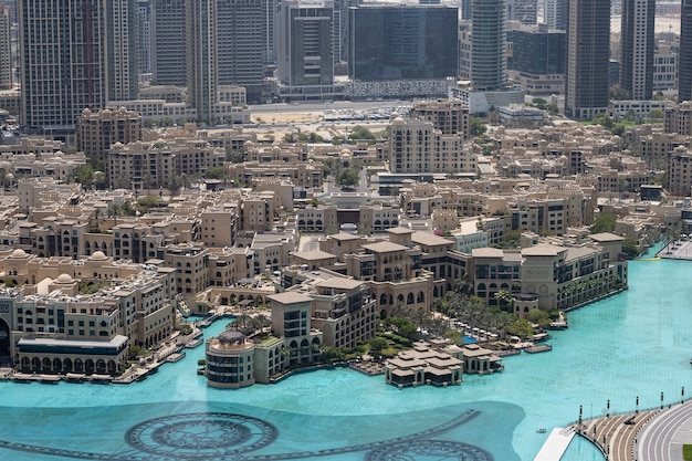 Dubai OAE vista desde arriba en el centro de la ciudad con el lago de las fuentes y el zoco Al Bahar durante el día