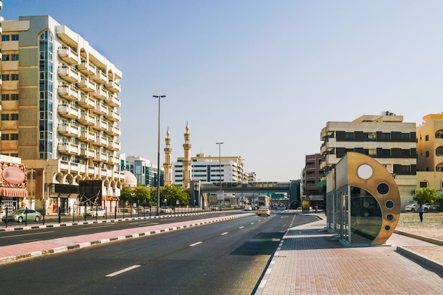 Dubai. Parada com ar condicionado para transporte. Deira velha na nova metrópole de Dubai. Rua Al Rigga.