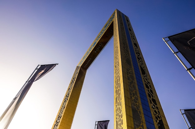 Dubai-Rahmengebäude gegen blauen Himmel