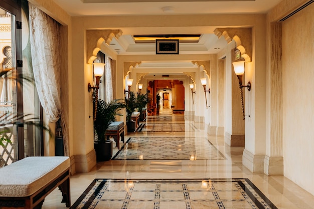 DUBAI VAE 04. NOVEMBER 2021 Madinat Jumeirah ist eine arabische Kleinstadt in Dubai, die aus Fünf-Sterne-Hotels, kunstvollen Souks und gehobenen Restaurants besteht
