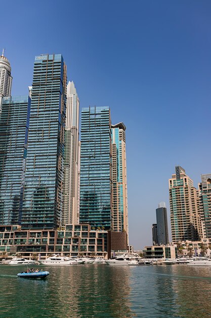 Dubai VAE 09. November 2021 Luxus Dubai Marina Wolkenkratzer Kreuzfahrtschiff und Promenade am schönen sonnigen Morgen Vereinigte Arabische Emirate