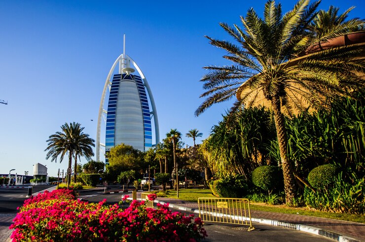 DUBAI, VAE - 10. OKTOBER 2017: Blick auf das Burj Al Arab Hotel vom Madinat Jumeirah in Dubai, Vereinigte Arabische Emirate. Burj Al Arab mit 321 Metern Höhe ist das luxuriöseste 7-Sterne-Hotel und ein Symbol des modernen Dubai.