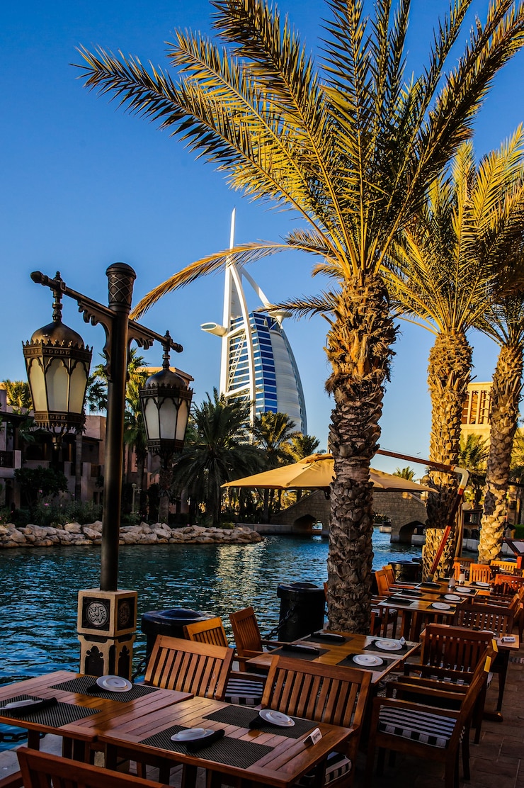 DUBAI, VAE - 10. OKTOBER 2017: Blick auf das Burj Al Arab Hotel vom Madinat Jumeirah in Dubai, Vereinigte Arabische Emirate. Burj Al Arab mit 321 Metern Höhe ist das luxuriöseste 7-Sterne-Hotel und ein Symbol des modernen Dubai.