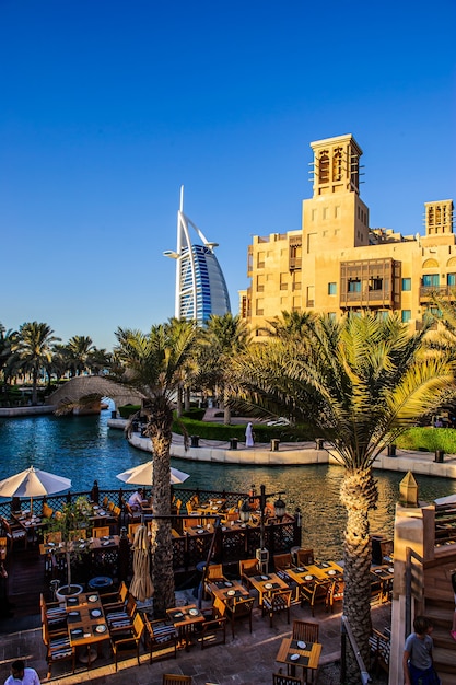 DUBAI, VAE - 10. OKTOBER 2017: Blick auf das Burj Al Arab Hotel vom Madinat Jumeirah in Dubai, Vereinigte Arabische Emirate. Burj Al Arab mit 321 Metern Höhe ist das luxuriöseste 7-Sterne-Hotel und ein Symbol des modernen Dubai.