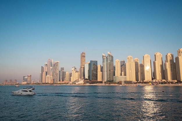 Dubai VAE 15. Februar 2020 Marina JBR Beach Sea Water Font hohe Gebäude