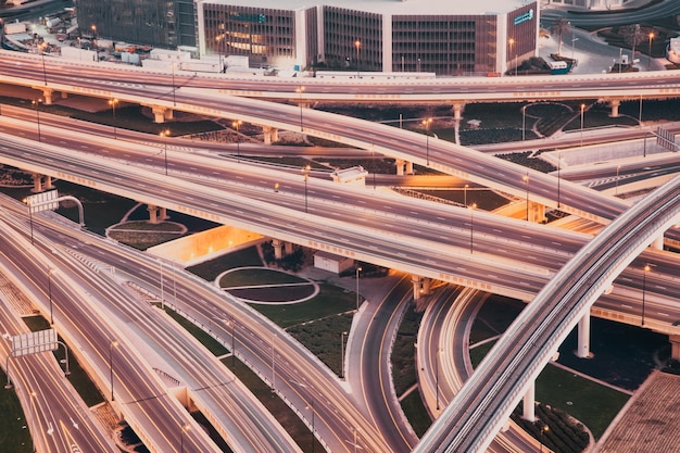 Foto dubai vae februar 2018 verkehr an einer stark befahrenen kreuzung auf dem sheikh zayed highway