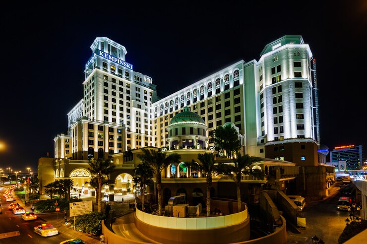 DUBAI, VEREINIGTE ARABISCHE EMIRATE - 10. NOVEMBER: Mall of Emirates In Dubai Kempinski hotel