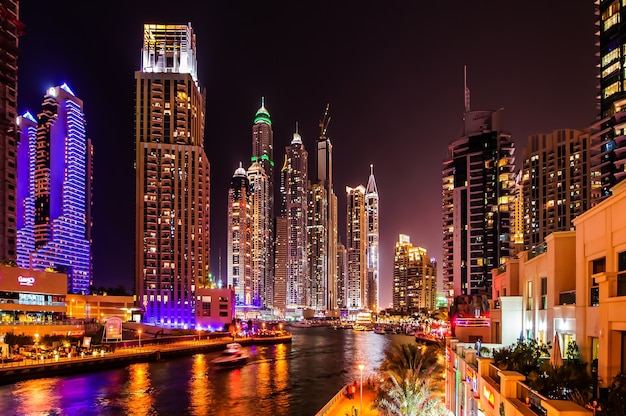 DUBAI, Vereinigte Arabische Emirate - 21. März: Dubai Marina in der Abenddämmerung 21. März 2016, Dubai, Vereinigte Arabische Emirate. In der Stadt der künstlichen Kanallänge von 3 Kilometern entlang des Persischen Golfs.