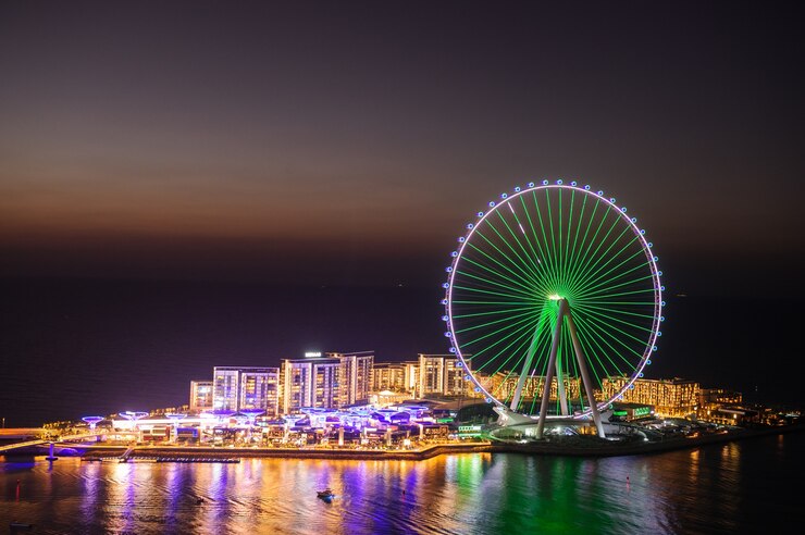 Dubai, Vereinigte Arabische Emirate, 25. Dezember 2020 Blue Water Island auf Jumeirah Beach Residence. Sonnenuntergangszeit