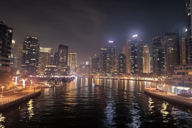 Dubai Vereinigte Arabische Emirate 26. Dezember 2017 Wasserkanal auf Dubai Marina Skyline bei Nacht Wohntürme mit Beleuchtung Architektur oder Struktur und Design Urlaub und Fernweh
