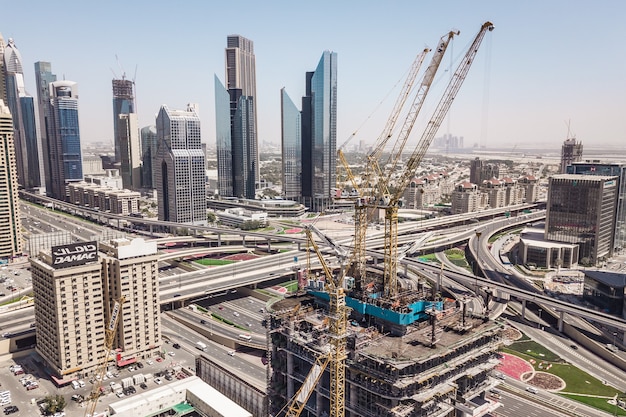 Dubai, Vereinigte Arabische Emirate, März 2019 - Luftaufnahme des Gebäudes im Bau auf dem Hintergrund der Wolkenkratzer
