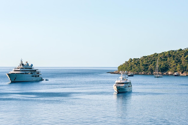 Dubrovnik, Croacia - 18 de agosto de 2016: Yates de lujo en la isla de Lokrum y la costa dálmata del mar Adriático de Dubrovnik, Croacia