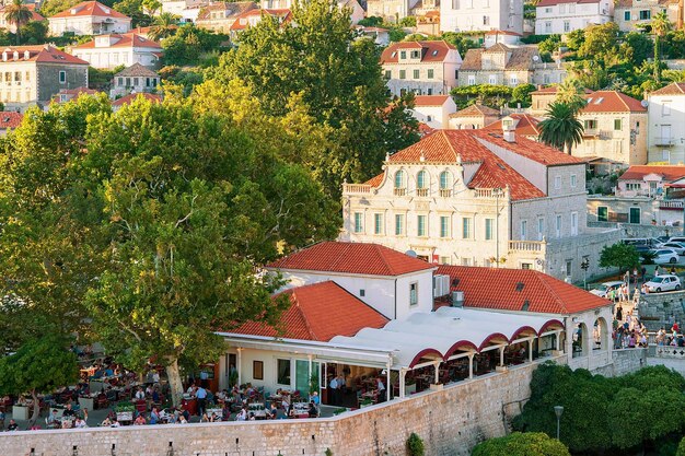 Dubrovnik, Croacia - 19 de agosto de 2016: Personas en el bar de la terraza Open Street en Dubrovnik, en Croacia. Vista desde las murallas defensivas de la ciudad.