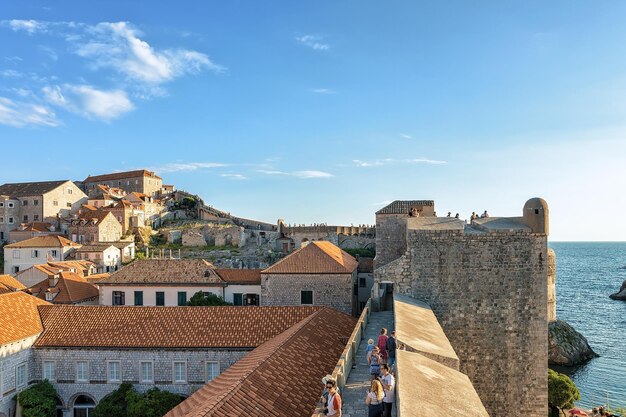 Dubrovnik, Croacia - 19 de agosto de 2016: Personas en las murallas del casco antiguo de Dubrovnik, Croacia.