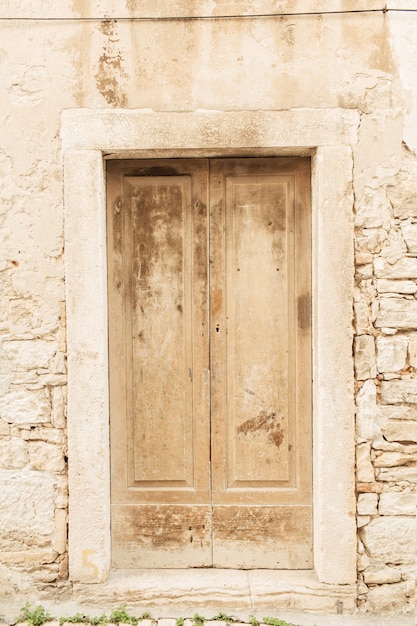 Foto dubrovnik, croácia, 2019. edifício de pedra com porta de madeira bege vintage