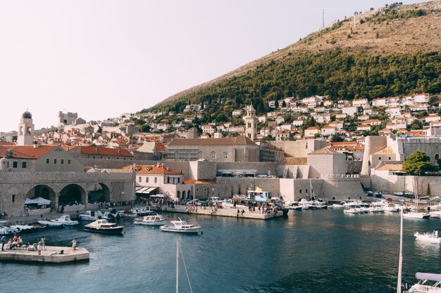 Dubrovnik croacia mayo el puerto viejo puerto es porporela cerca de las murallas del casco antiguo de dubrovnik