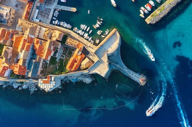 Dubrovnik Croacia Vista aérea del casco antiguo Vacaciones y aventuras Ciudad y mar Vista superior desde un dron en el antiguo castillo y el mar azul Imagen de viaje