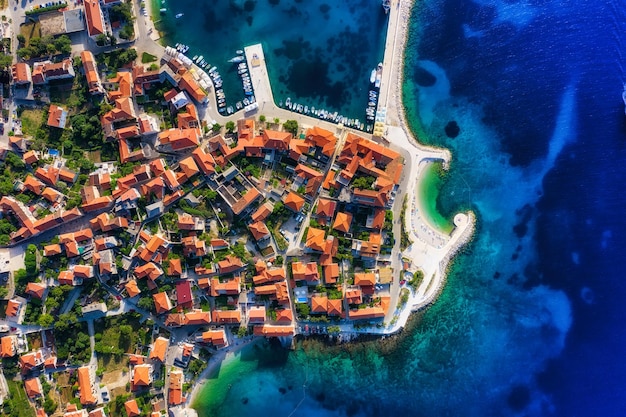 Dubrovnik Croacia Vista aérea del casco antiguo Vacaciones y aventuras Ciudad y mar Vista superior desde un dron en el antiguo castillo y el mar azul Imagen de viaje