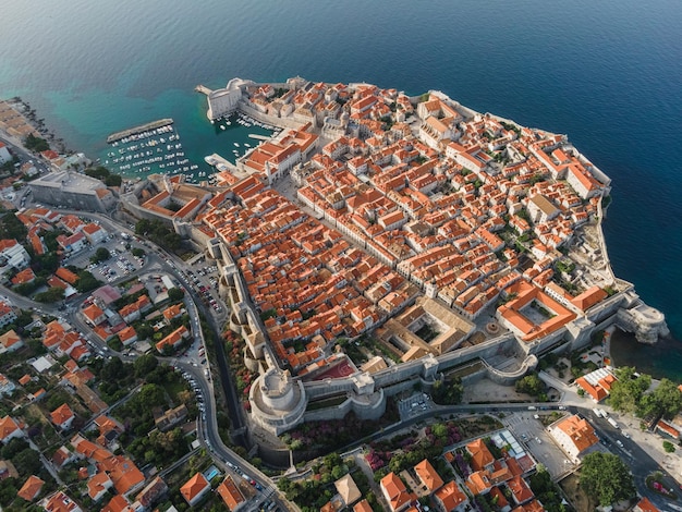 Dubrovnik Croácia Vista aérea da cidade velha com telhados e o mar Adriático Vista superior do drone