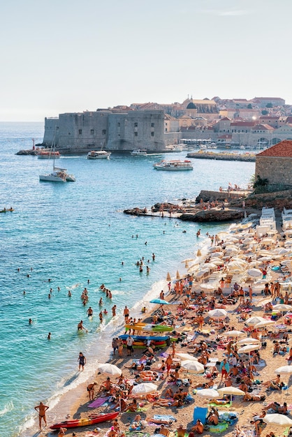 Dubrovnik, Kroatien - 18. August 2016: Strand voller Menschen und Festung Dubrovnik in der Adria, Kroatien