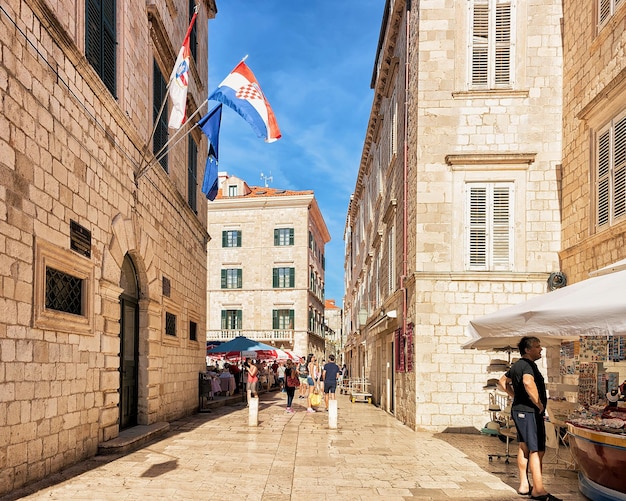 Dubrovnik, Kroatien - 20. August 2016: Menschen auf der alten engen Straße in Dubrovnik, Kroatien