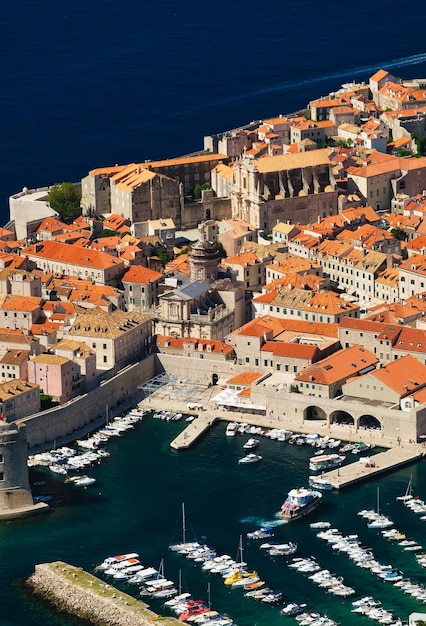 Dubrovnik Kroatien Blick auf die Altstadt vom hohen Berg Draufsicht Felsen auf der alten Burg und dem blauen Meer Urlaub und Abenteuer Reise- und Urlaubsbild