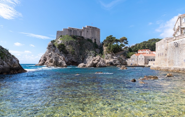 Dubrovnik Schloss umgeben von Adria Meer in Kroatien mit einem klaren Himmel