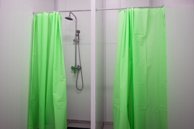 Duchas con cortinas verdes en la empresa