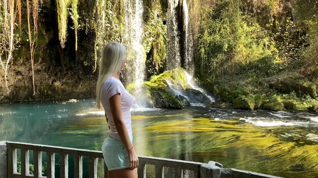 Foto duden waterfalls uma cascata de cachoeiras dentro da cidade de antalya antalya province turquia