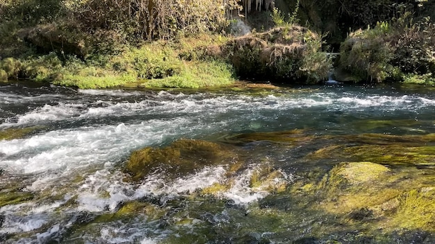 Foto duden waterfalls uma cascata de cachoeiras dentro da cidade de antalya antalya province turquia