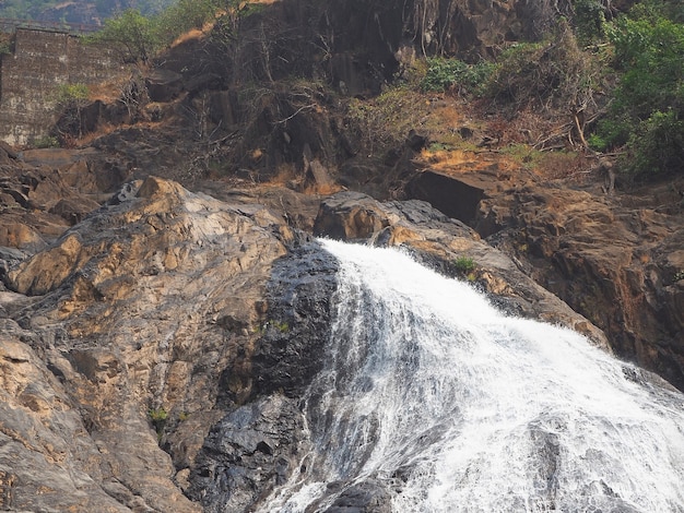 Dudhsagar-Wasserfall im indischen Bundesstaat Goa. Einer der höchsten Wasserfälle Indiens, tief im Regenwald gelegen. eine Bahn fährt über den Wasserfall