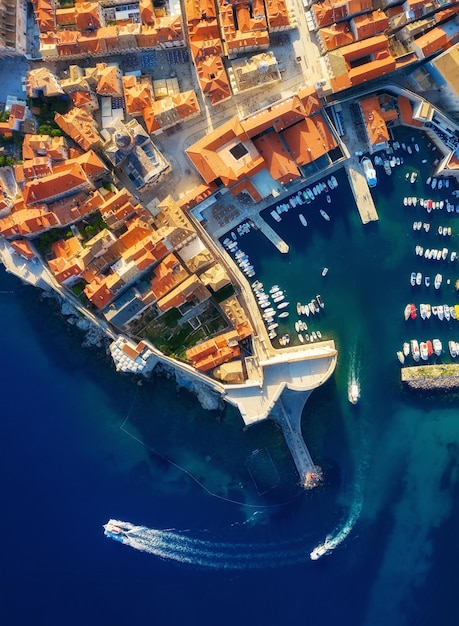 Dudrovnik Croacia Vista aérea del casco antiguo Vacaciones y aventuras Ciudad y mar Vista superior desde un dron en el antiguo castillo y el mar azul Imagen de viaje