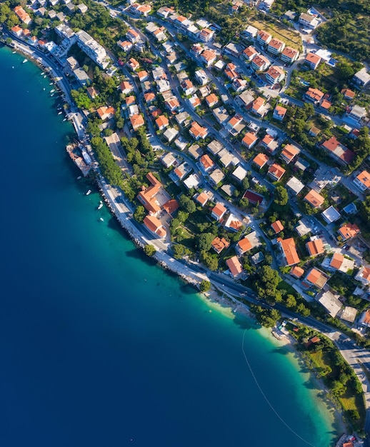 Dudrovnik Kroatien Luftaufnahme der Stadt Urlaub und Abenteuer Stadt und Meer Draufsicht von der Drohne auf die Häuser und das azurblaue Meer Reisebild