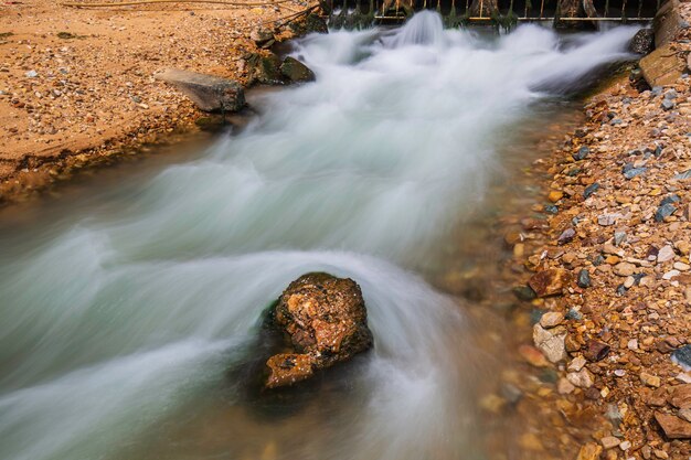 Foto düker fließenden stahlgitter industriewasser zeitlupe ins meer freigeben.