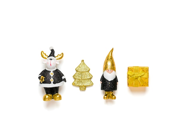 duende, ciervo, árbol, caja de regalo decorado brillo dorado en color negro, dorado aislado sobre fondo blanco. Feliz año nuevo, feliz Navidad concepto